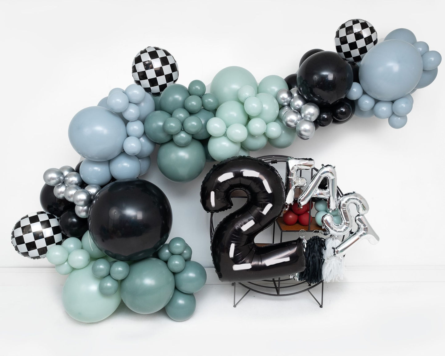 17" Round CHECKERED FLAG • Mylar Balloon